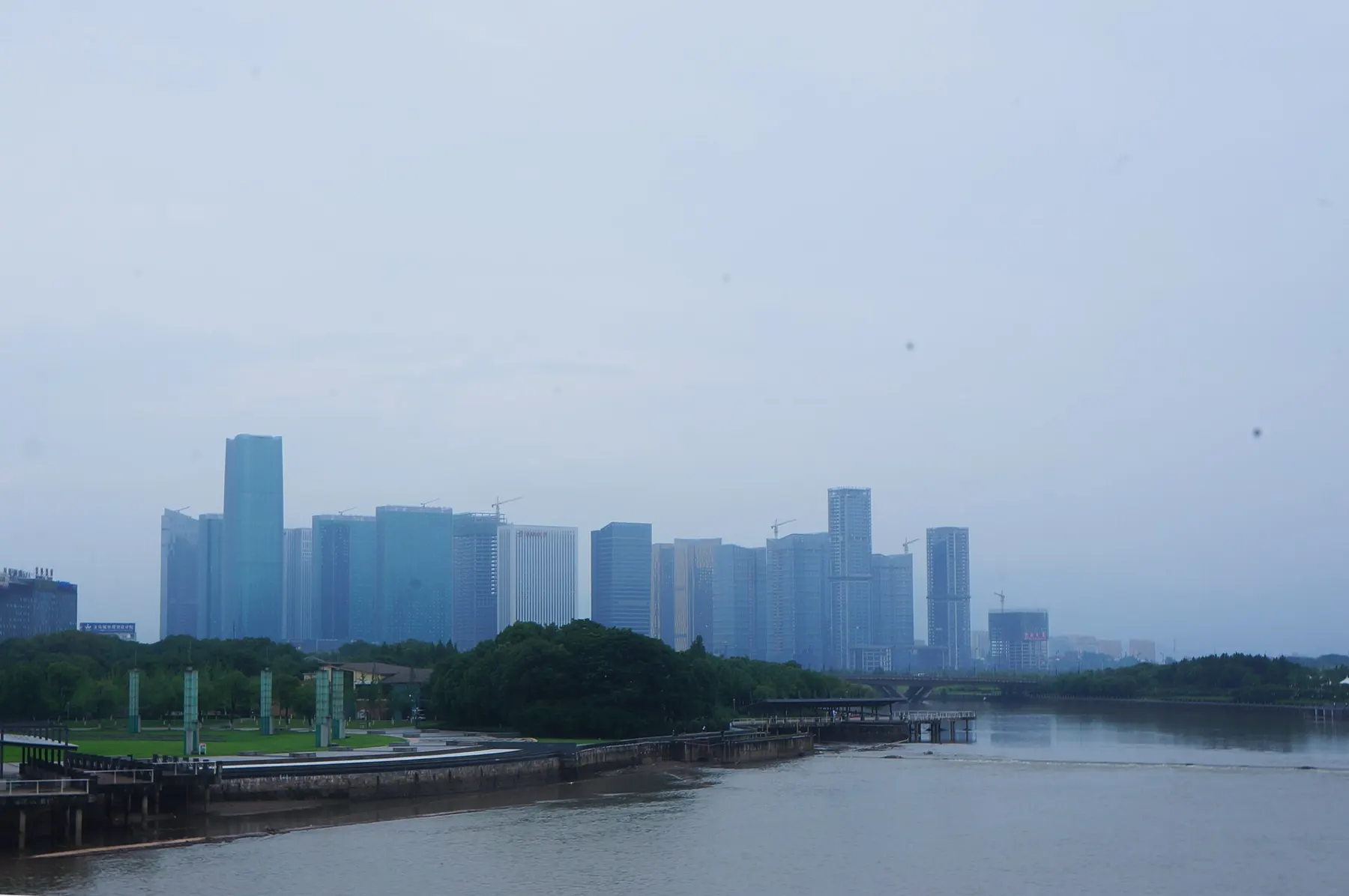 Les tours de Yiwu au bord de la rivière