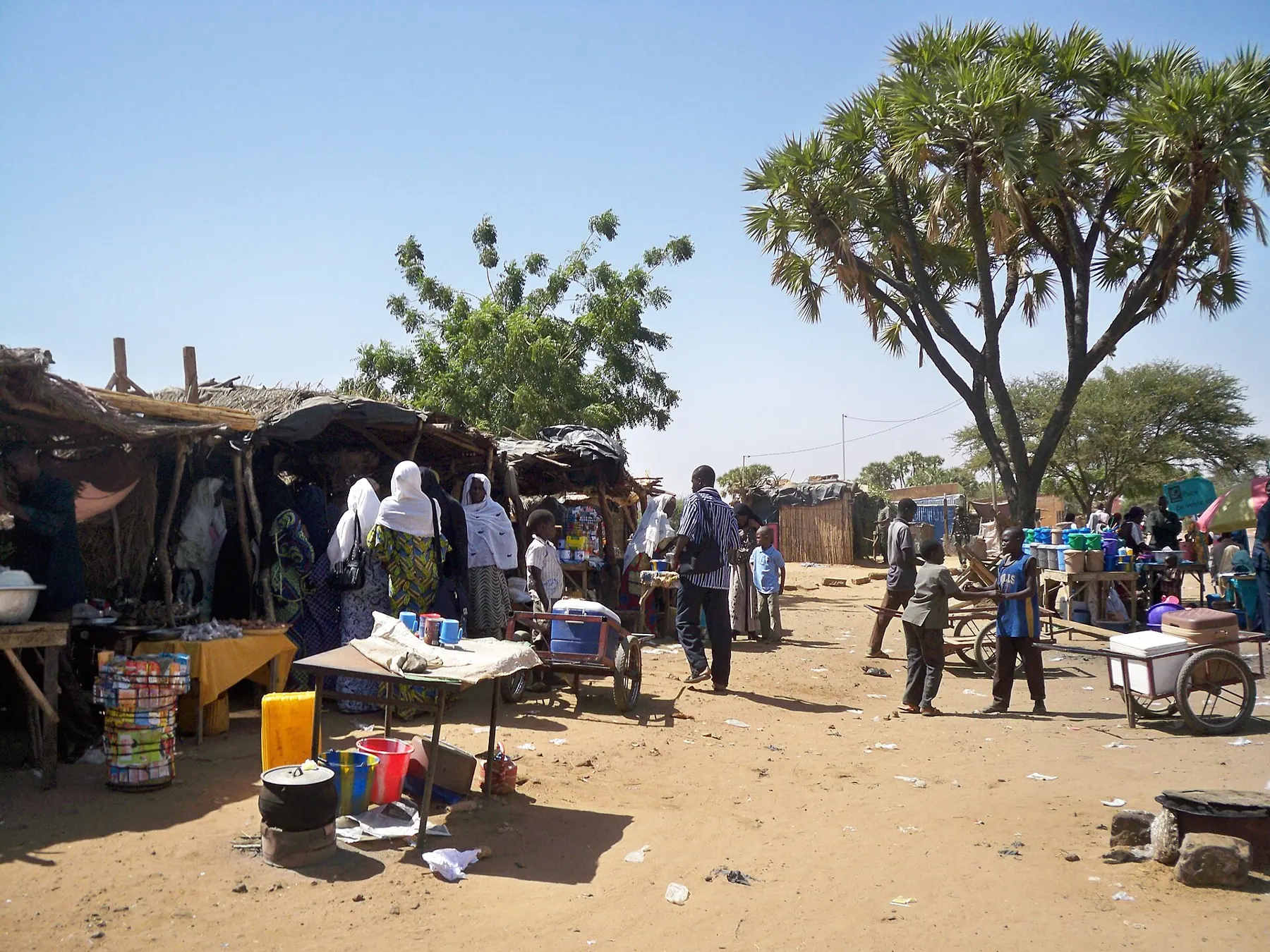 Étals et clients au marché de Lamordé, à Niamey